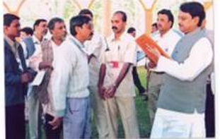 Advocacy on child deaths and malnutrition: Dr. Ashish with the Maharashtra Chief Minister