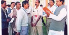 Advocacy on child deaths and malnutrition: Dr. Ashish with the Maharashtra Chief Minister