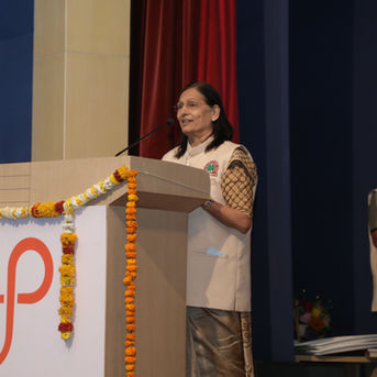 Dr Vibhavari Dani, ex-dean GMC, explaining the scientific approach of MAHAN