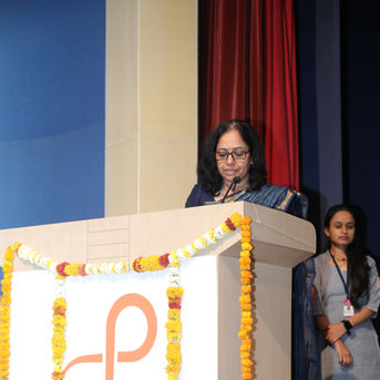 Dr Kelkar delivering the vote of thanks